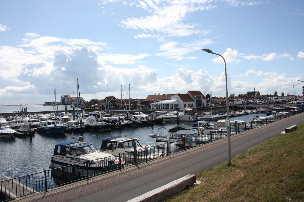 Boten in de jachthaven van Yerseke met de huizen langs de kade